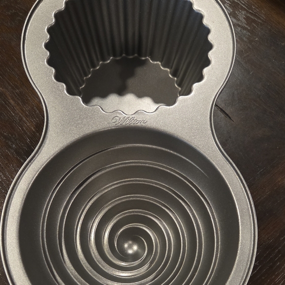 WILTON Dimensions Large Cupcake Pan - Picture 6 of 7